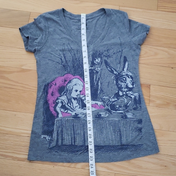 Like New! Alice in Wonderland Tee-Shirt size M - Picture 6 of 9